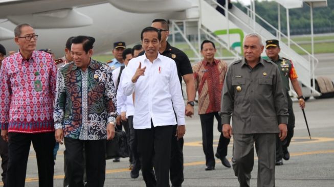 Presiden Jokowi usai menuruni pesawat kepresidenan yang mendarat di Bandara SAMS Sepinggan Balikpapan Desember lalu. [Istimewa]