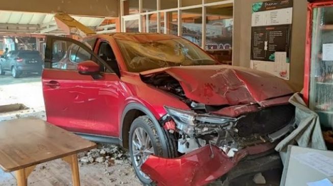 Mazda Masih Bau Dealer Tabrak Bangunan hingga Rompal, Pedal Gas Nyangkut di Karpet Aftermarket Jadi Biang Keladinya