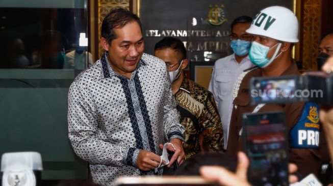 Mantan Menteri Perdagangan Muhammad Lutfi menemui awak media usai menjalani pemeriksaan di Gedung Kejaksaan Agung RI, Jakarta, Rabu (22/6/2022). [Suara.com/Alfian Winanto]