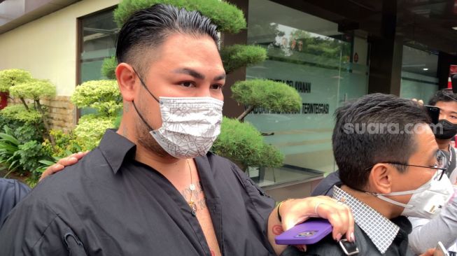 Ivan Gunawan usai diperiksa terkait kasus DNA Pro di Bareskrim Polri [Suara.com/Adiyoga Priyambodo]