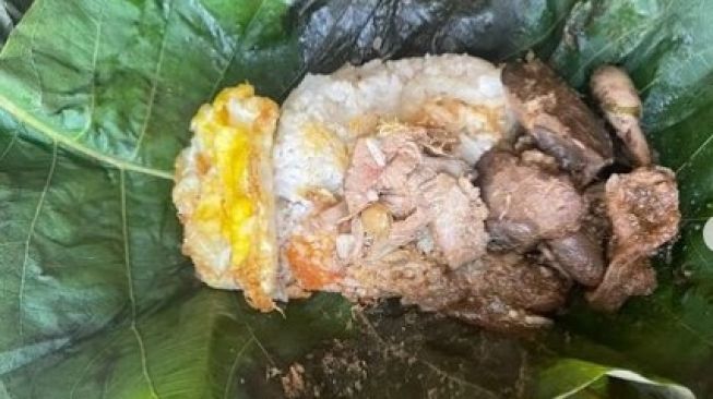 Mencicipi 'Nasi Pocong', Makanan Khas Batang-Batang Sumenep yang Lezat