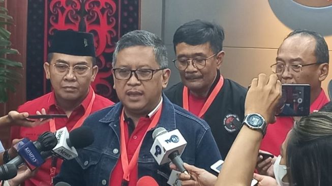 Sekjen PDI Perjuangan Hasto Kristiyanto di sela-sela Rakernas kedua PDIP di Sekolah Partai PDIP, Jakarta Selatan, Rabu (22/6/2022). [Suara.com/Bagaskara]
