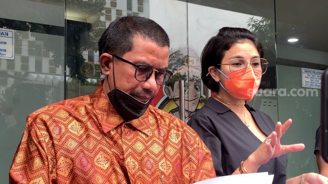 Nikita Mirzani memberikan keterangan usai laporkan penyidik Polres Serang ke Propam Mabes Polri