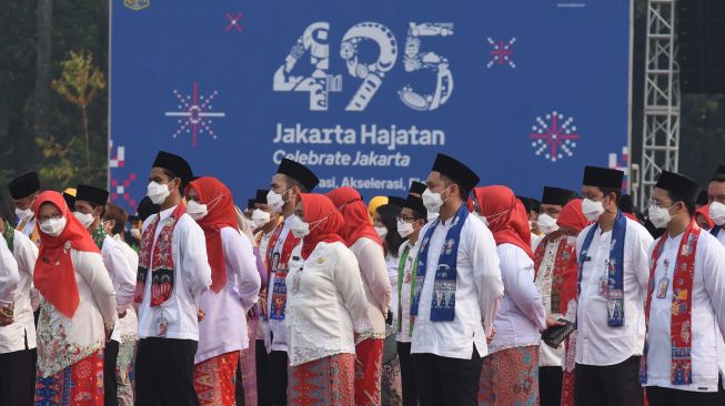 Sejumlah ASN Pemprov DKI Jakarta mengikuti upacara HUT ke-495 Kota Jakarta di kawasan Monas, Jakarta, Rabu (22/6/2022). ANTARA FOTO/Indrianto Eko Suwarso