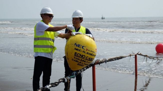 XL Axiata, pada Rabu (22/6/2022) menggelar kabel bawah laut ke Tanjung Pakis, Jawa Barat yang akan menambah layanan internetnya di Indonesia. [Antara]