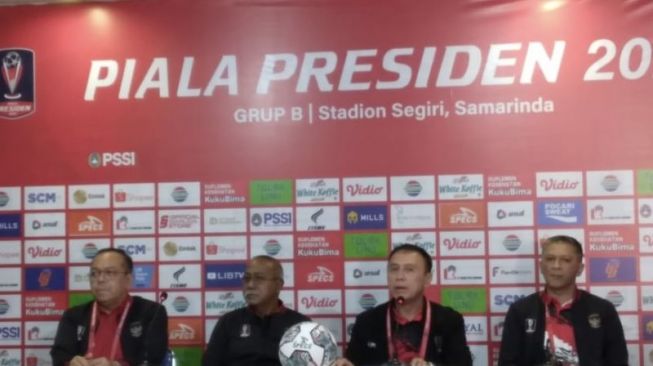 Ketua umum PSSI Mochammad Iriawan didampingi anggota komisi eksekutif PSSI Iwan Budianto, Ketua Asprov PSSI Kaltim Said Amin pada sesi konferensi press di Stadion Segiri Samarinda Kalkmantan Timur (Arumanto)