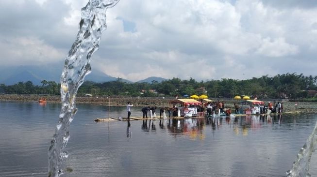 Sebanyak 7,6 Juta Benih Ikan Ditebar di Situ Bagendit Garut