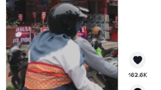 Ketiduran, Pengendara Motor Ini Ikat Penumpang Ceweknya Pakai Jarik Saat Membonceng