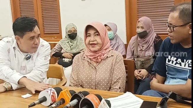 Lestari (kerudung), perempuan yang mengaku korban dalam kasus bisnis dengan Ustaz Yusuf Mansur menggelar konferensi pers di kawasan Pasar Minggu, Jakarta Selatan pada Rabu (22/6/2022). [Rena Pangesti/Suara.com]