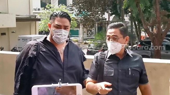 Ivan Gunawan didampingi pengacaranya saat tiba di Bareskrim Polri [Suara.com/Adiyoga Priyambodo]