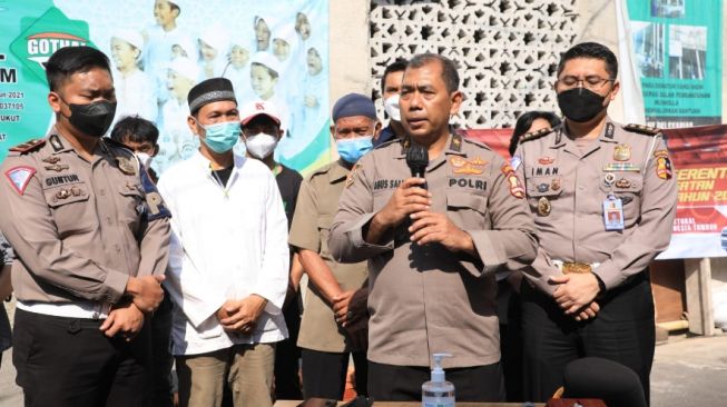 Jelang HUT Bhayangkara Ke-76, Polri Bagi-bagi Sembako Ke Anak Yatim Hingga Buruh