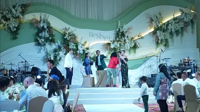 Marshel Widianto salah kostum (YouTube/Luna Maya)