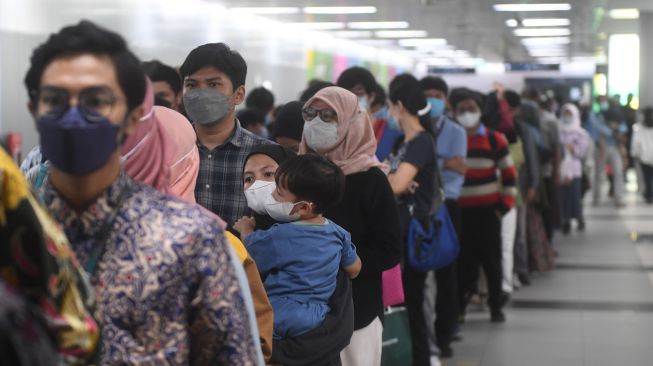 Penumpang antre di Stasiun MRT Bundaran HI, Jakarta, Rabu (22/6/2022).  ANTARA FOTO/Akbar Nugroho Gumay
