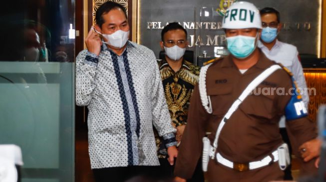 Mantan Menteri Perdagangan Muhammad Lutfi menemui awak media usai menjalani pemeriksaan di Gedung Kejaksaan Agung RI, Jakarta, Rabu (22/6/2022). [Suara.com/Alfian Winanto]