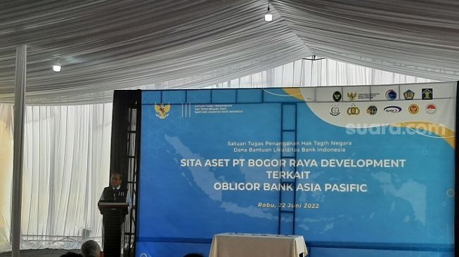 Menkopolhukam Mahfud MD saat Satgas BLBI menyita aset milik PT Bogor Raya Development di kawasan Bogor, Jawa Barat. (Suara.com/Ummi HS)