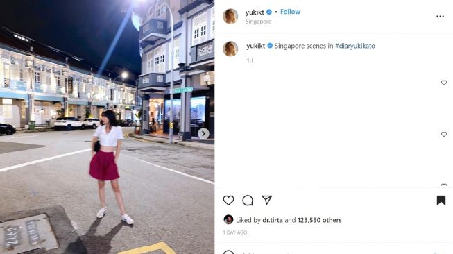 Foto: Yuki Kato Bagikan Potret sedang Jalan-Jalan di Singapore, Outfitnya Kayak Seragam SD (instagram/yukikt)