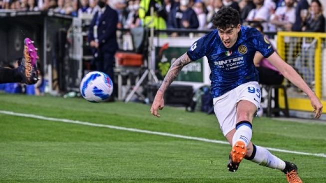 Bek Inter Milan Italia Alessandro Bastoni menendang bola selama pertandingan sepak bola Serie A Italia antara Spezia dan Inter pada 15 April 2022 di stadion Alberto-Picco di La Spezia, Liguria. Alberto PIZZOLI / AFP