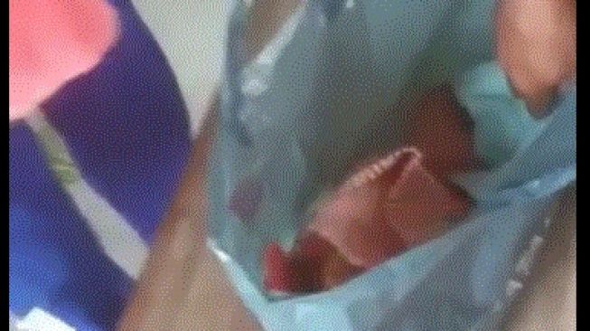 Warga temukan bayi laki-laki di sebuah warung angkringan (Instagram/ @terang_media).
