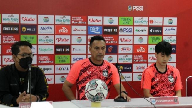Pelatih PSIS Semarang Sergio Alexandre (tengah) didampingi pemain PSIS Taisei Marukawa (kanan) dalam konferensi Pers sebelum pertandingan di Stadion Manahan Solo, Kamis (23/6/2022). ANTARA/Bambang Dwi Marwoto.