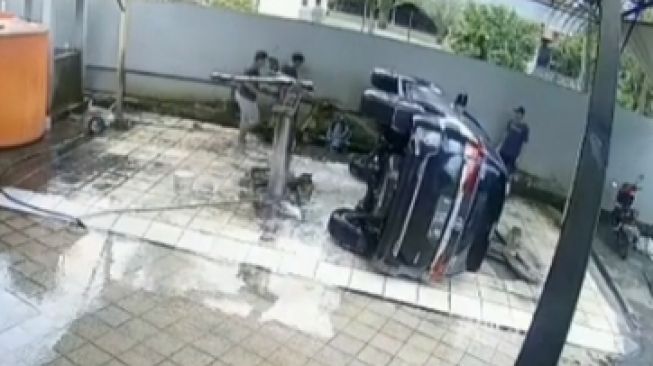 Toyota Fortuner terlempar dari lift hidrolik saat dicuci di jasa pencucian mobil (Instagram)