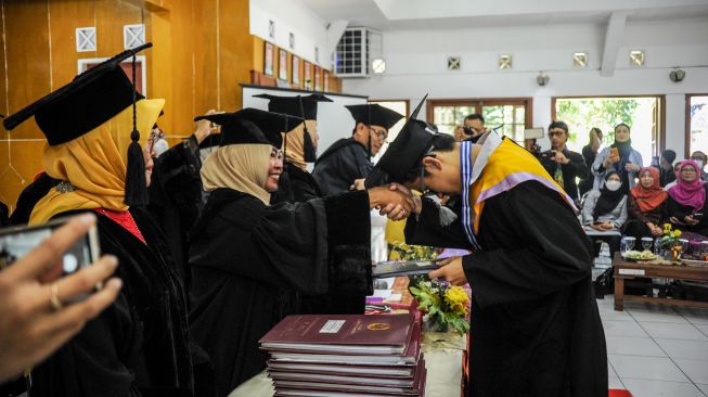 Siswa penyandang disabilitas mengikuti prosesi wisuda secara tatap muka di SLBN Cicendo, Bandung, Jawa Barat, Kamis (23/6/2022).  ANTARA FOTO/Raisan Al Farisi