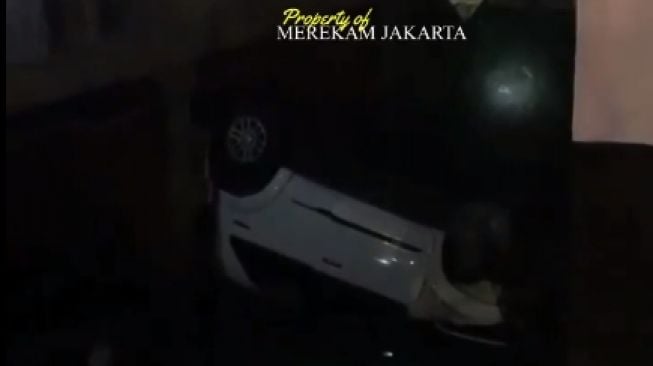 Gegara Panggilan Telepon Masuk saat Nyetir, Pengemudi Fortuner Berakhir Nyemplung ke Kali Tebet