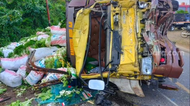 Mobil Pick Up Adu Banteng Dengan Truk Angkut Sayur di Jalinsum Muratara, Dua Penumpag Tewas di Tempat