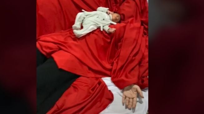 Pakai Badan Ibunya, Konsep Pemotretan Bayi Ini Buat Netizen Ngakak