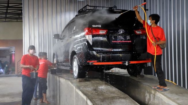 Salah satu jenis usaha cuci mobil di Program Rumah Padat Karya, Kelurahan Sememi, Kecamatan Benowo, Kota Surabaya [ANTARA/HO-Diskominfo Surabaya].