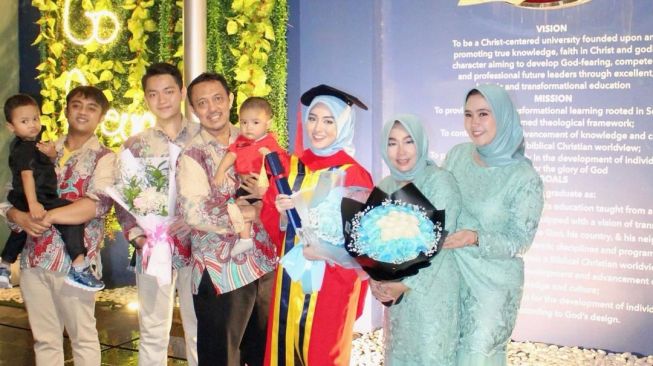 Momen Wisuda Nabilah Ayu (Instagram/@nblh.ayu)