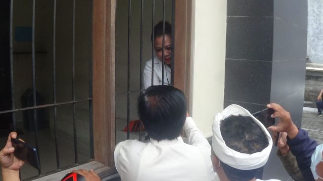 Mantan Wagub Bali I Ketut Sudikerta Datangi Eka Wiryastuti di Tahanan, Beri Salam Kepal Tangan
