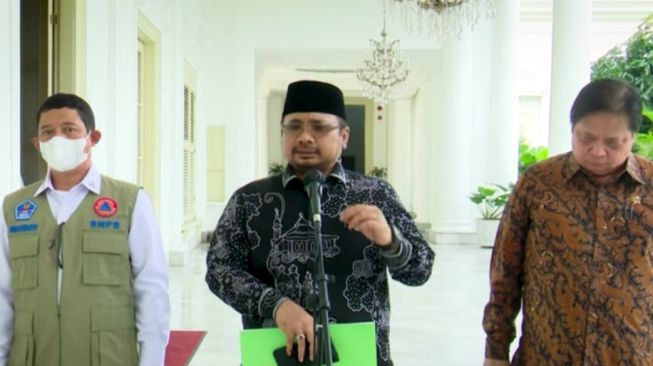  Menteri Agama Yaqut Cholil Qoumas (tengah) usai rapat internal di Istana Kepresidenan Bogor, Jawa Barat, Kamis.(23/6/2022) [ANTARA/Indra Arief]
