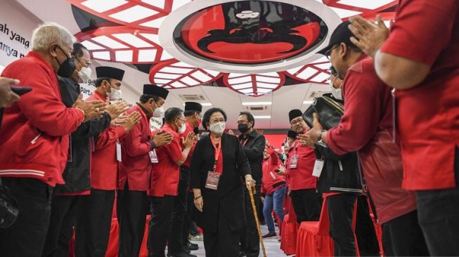 Ketua Umum PDIP Megawati Soekarnoputri (tengah) berjalan meninggalkan ruangan usai memimpin Penutupan Rakernas II PDIP di Sekolah Partai, Lenteng Agung, Jakarta, Rabu (23/6/2022). (Antara)