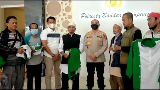 Serahkan Atribut ke Polisi, Jamaah Khilafatul Muslimin di Bandar Lampung Kembali ke Ideologi Pancasila