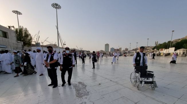 Jasa Pendorong Kursi Roda di Masjidil Haram, Bisa Dimanfaatkan Jemaah Haji Saat Tawaf dan Sai