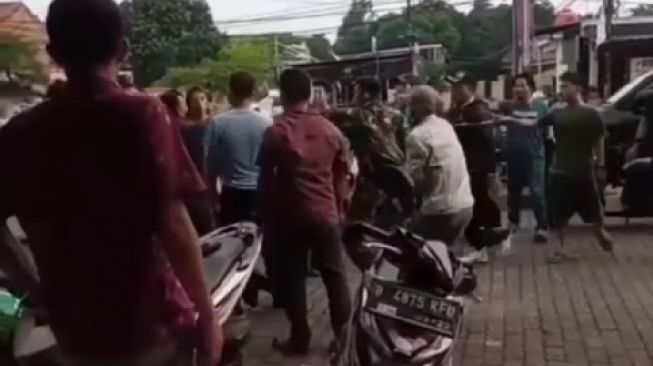 Anggota TNI diduga dikeroyok anggota Ormas di Bekasi (Tangkapan layar akun @infokomando.official)