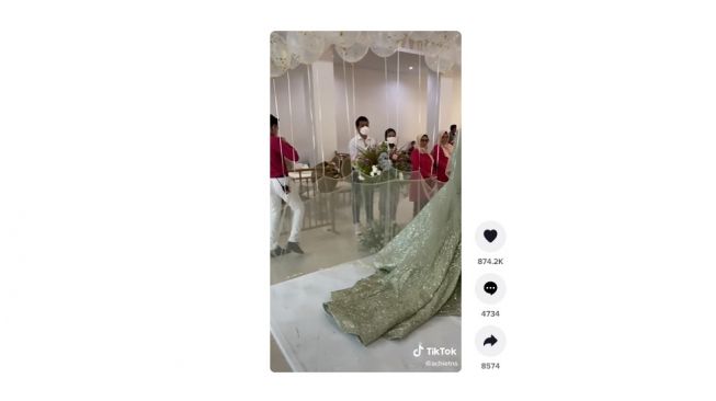 Bridesmaid pengantin diganti balon. [TikTok] 