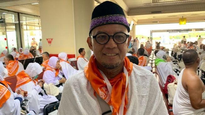 Muhammad Said Siregar, seorang guru honorer asal Kabupaten Bengkalis, Provinsi Riau, berangkat ke Tanah Suci untuk menunaikan ibadah haji dari Kota Batam, Kepulauan Riau, Kamis (23/6/2022). (ANTARA/Jessica)