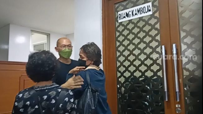 Putra Rima Melati, Aditya Tubuan menunggu jenazah cantó ibu di RSPAD Jakarta Pusat, Kamis (23/6/2022). [Rena Pangesti/Suara.com]