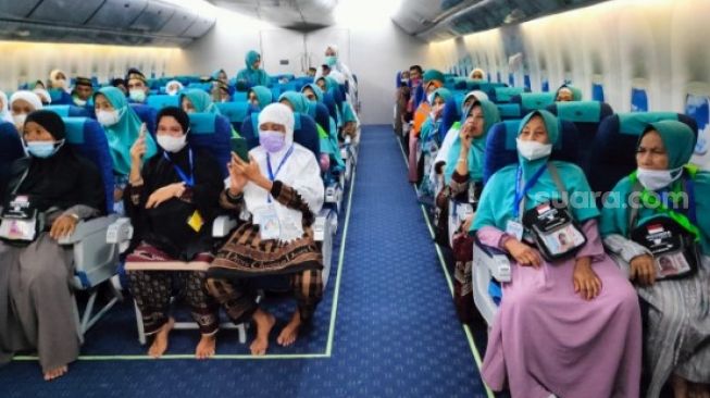 Calon Haji Belajar Menggunakan Toilet Pesawat di Asrama Haji Makassar
