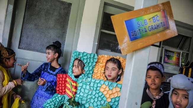 Siswa penyandang disabilitas mengikuti prosesi wisuda secara tatap muka di SLBN Cicendo, Bandung, Jawa Barat, Kamis (23/6/2022).  ANTARA FOTO/Raisan Al Farisi