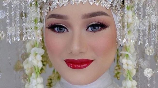  Potret Cantik Artis Pakai Suntiang Saat Menikah (Instagram/@dindahw)