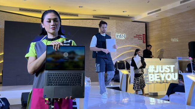 Enam laptop Lenovo Yoga diluncurkan di Jakarta, Kamis (23/6/2022). [Suara.com/Dicky Prastya]