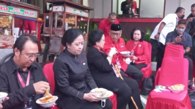 Ketum PDIP Megawati Soekarnoputri makan bakso usai menutup Rakernas II PDIP yang digelar di Sekolah PDIP Lenteng Agung, Jakarta Selatan pada Rabu (23/6/2022). [Suara.com/Bagaskara]