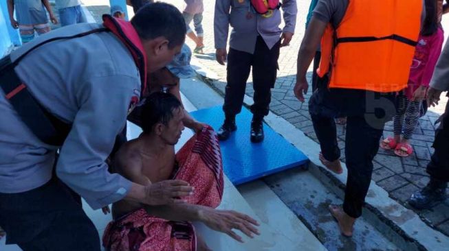 Warga Sulawesi Buang Hajat di Pelabuhan Sumenep, Terpeleset Lalu Tercebur ke Laut