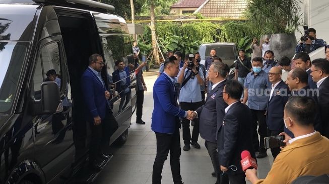 Ketua Umum Partai Demokrat Agus Harimurti Yudhoyono berkunjung ke NasDem Tower. (Suara.com/Novian)