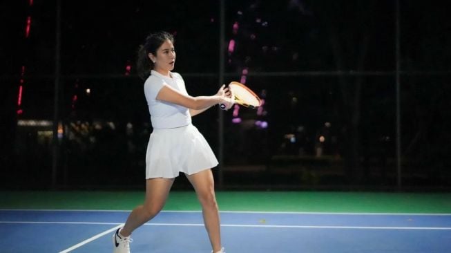 Gaya Dian Sastro Latihan Tenis (instagram/@therealdisastr)