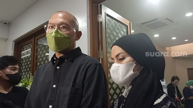 Anak Rima Melati, Aditya Tumbuan bersama istri, Marissa Tumbuan di rumah duka di  RSPAD, Jakarta Pusat pada Kamis (23/6/2022). [Rena Pangesti/Suara.com]