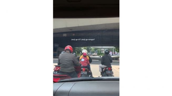 Sembari Menunggu Lampu Lalu Lintas, Ayah dan Anak Ini Kompak Menari: Janji Enggak Iri?