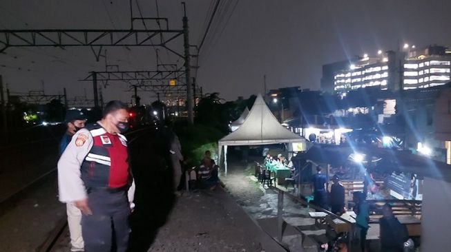 Petugas gabungan berjaga di posko anti tawuran Rawa Bunga yang berdekatan dengan lokalisasi Gunung Antang, Jatinegara, Jakarta, Selasa (14/6/2022). [ANTARA/Yogi Rachman]
